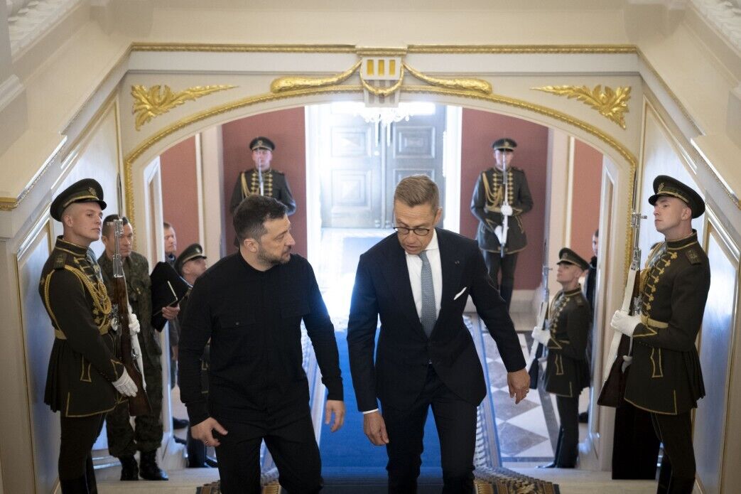 Президент Фінляндії прибув із візитом до Києва та вшанував памʼять загиблих захисників України. Фото й відео