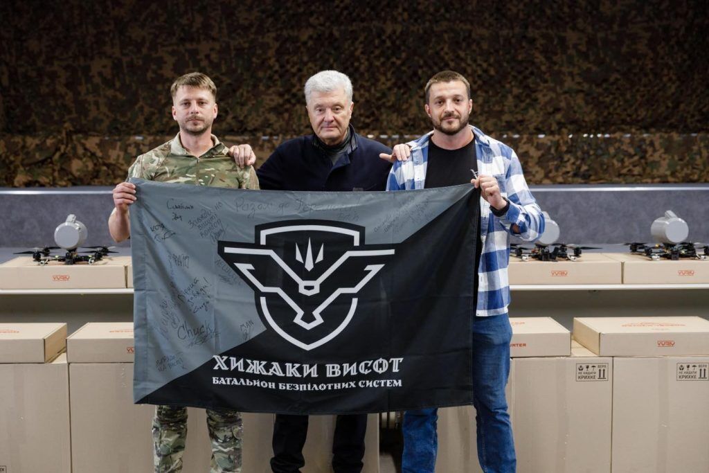 "Техника оккупантов пылает адским огнем": Порошенко показал, как "Хищники высот" подбили дроном вражеский танк