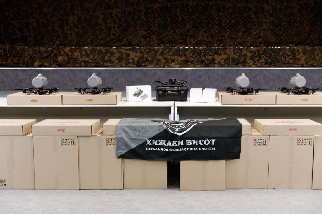 "Техника оккупантов пылает адским огнем": Порошенко показал, как "Хищники высот" подбили дроном вражеский танк