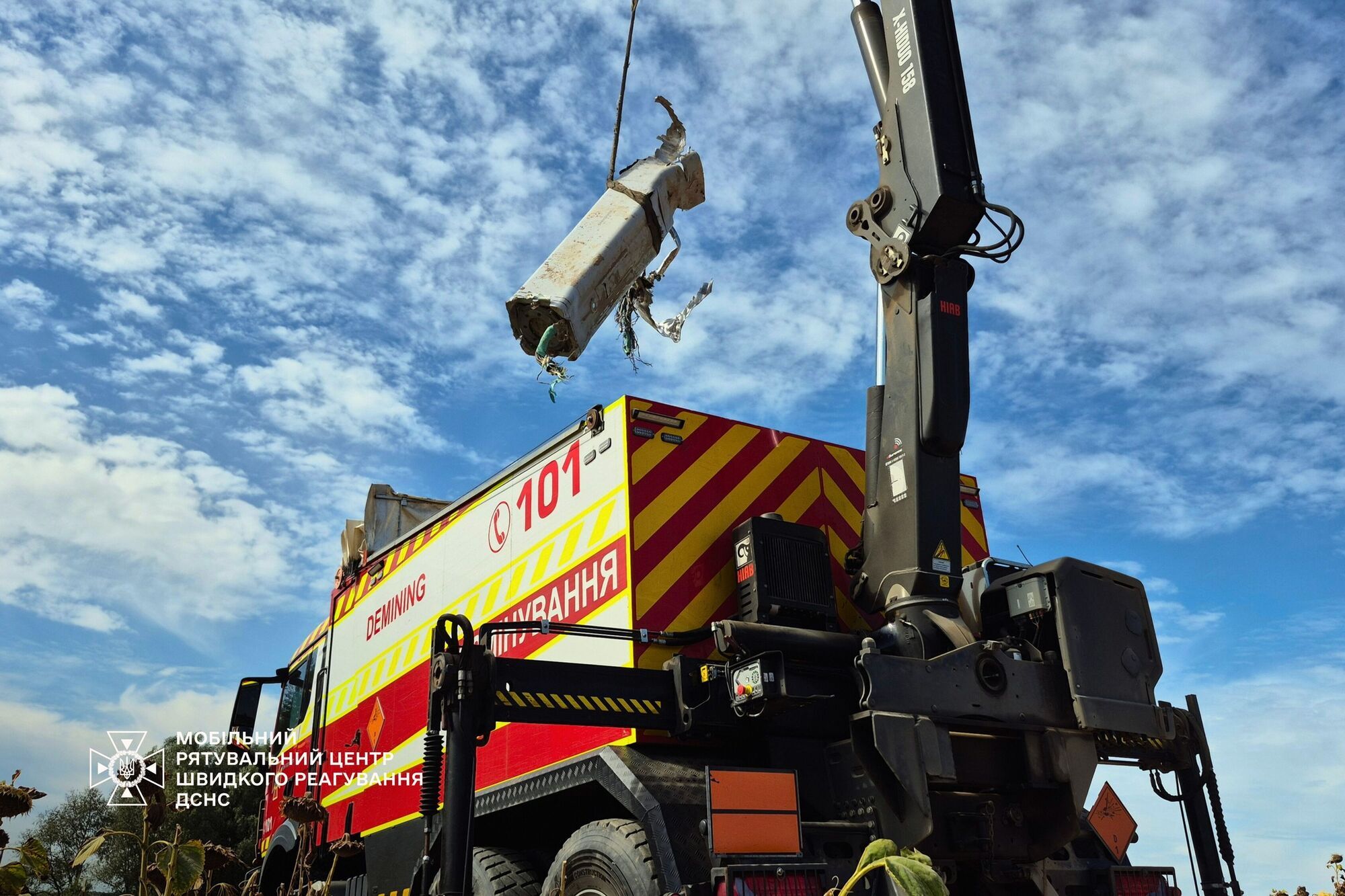 На Киевщине аграрии во время сбора урожая нашли боевую часть российской ракеты Х-69. Фото