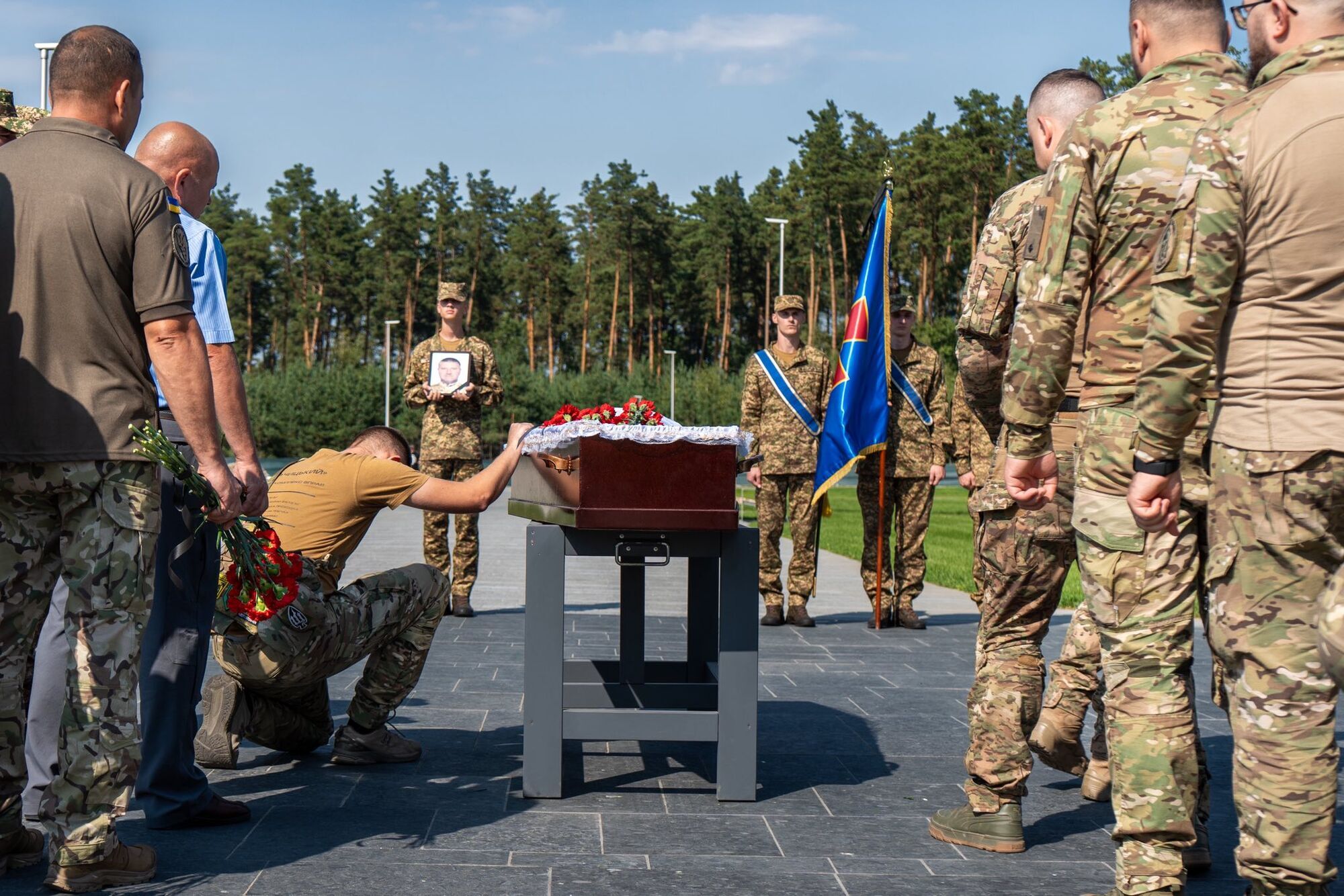 На Національному військовому кладовищі поховали першого ідентифікованого захисника: хто удостоївся такої честі. Фото