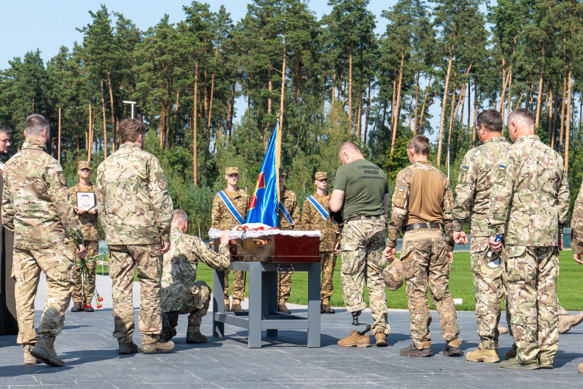 На Національному військовому кладовищі поховали першого ідентифікованого захисника: хто удостоївся такої честі. Фото