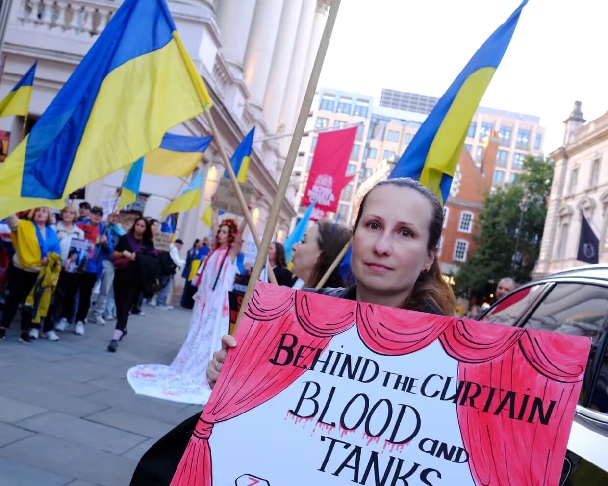 "У Королевского театра нет никакой порядочности": в Лондоне несмотря на протесты состоялась премьера оперы с путинисткой Нетребко. Фото