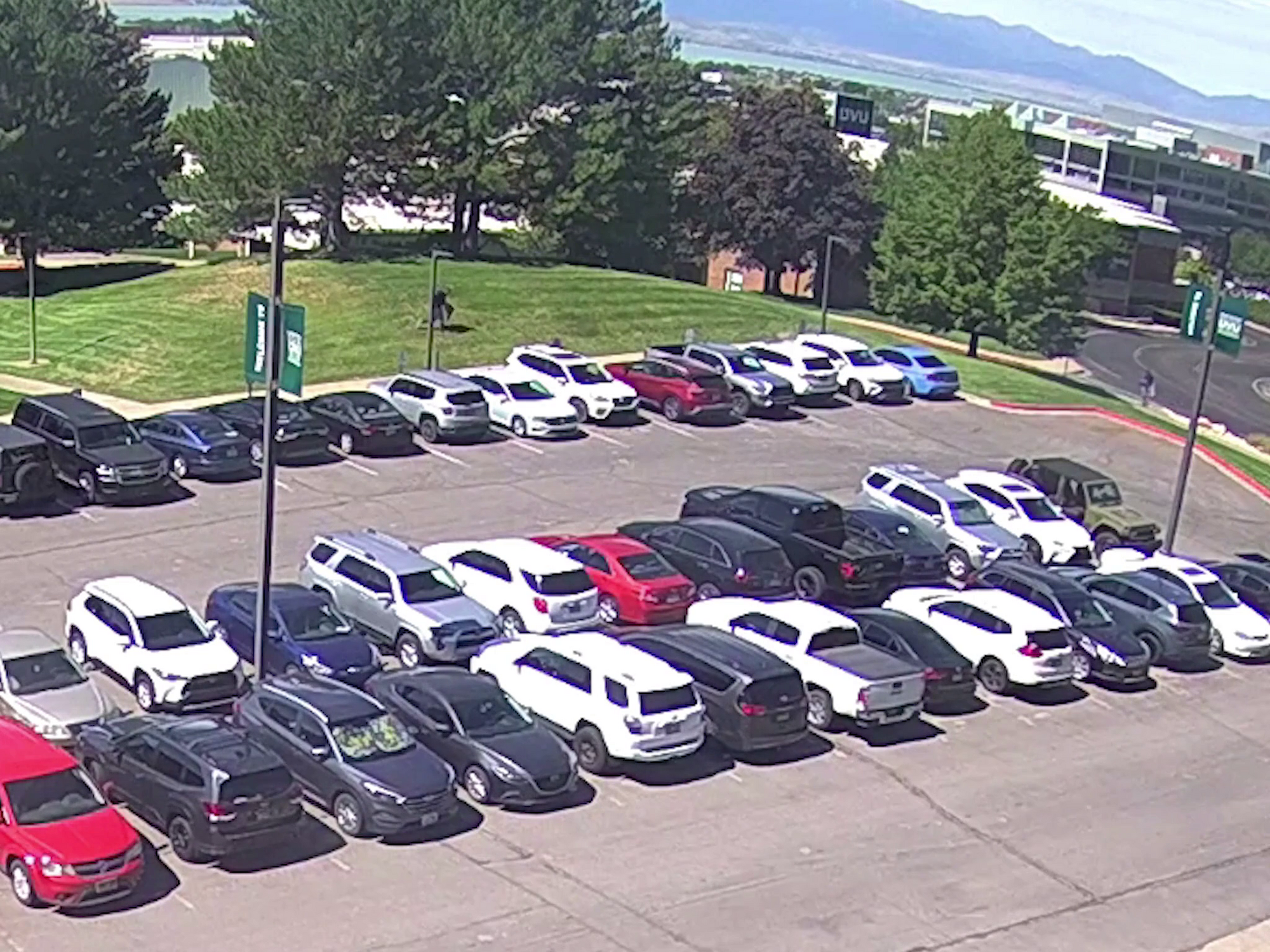 Стрибнув з даху будівлі: ФБР показало кадри втечі ймовірного стрільця з місця вбивства Чарлі Кірка. Відео