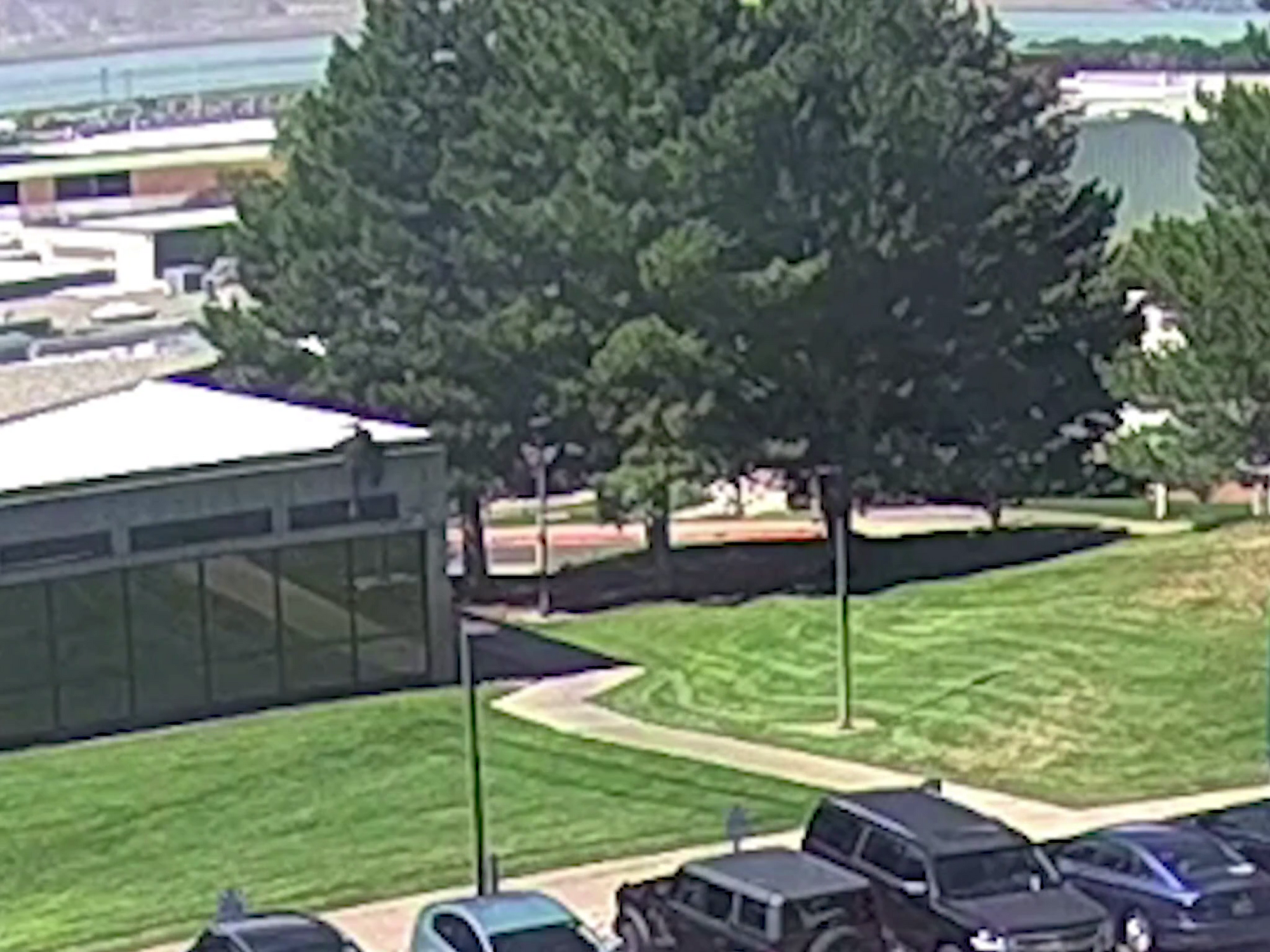 Стрибнув з даху будівлі: ФБР показало кадри втечі ймовірного стрільця з місця вбивства Чарлі Кірка. Відео