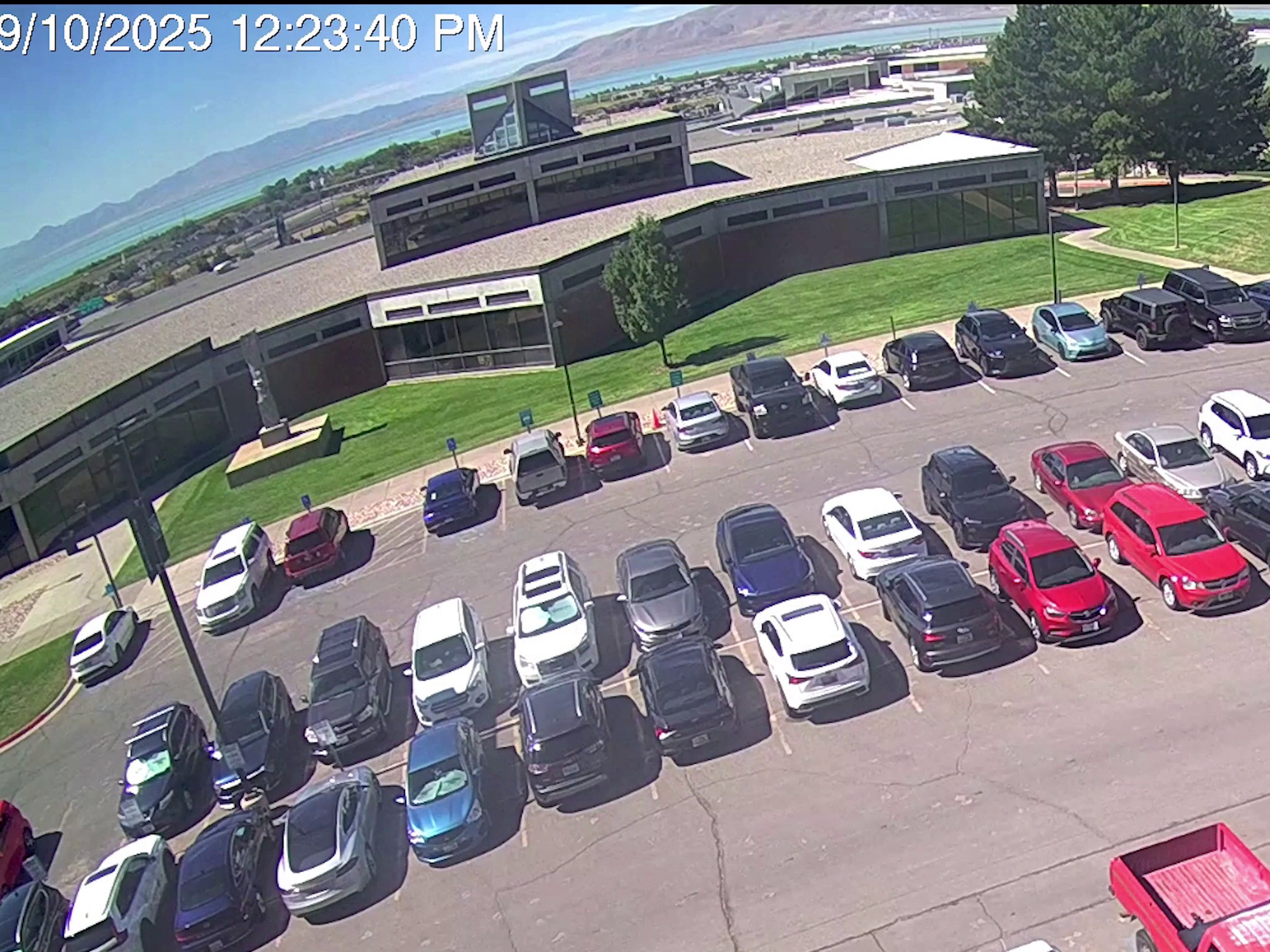 Стрибнув з даху будівлі: ФБР показало кадри втечі ймовірного стрільця з місця вбивства Чарлі Кірка. Відео