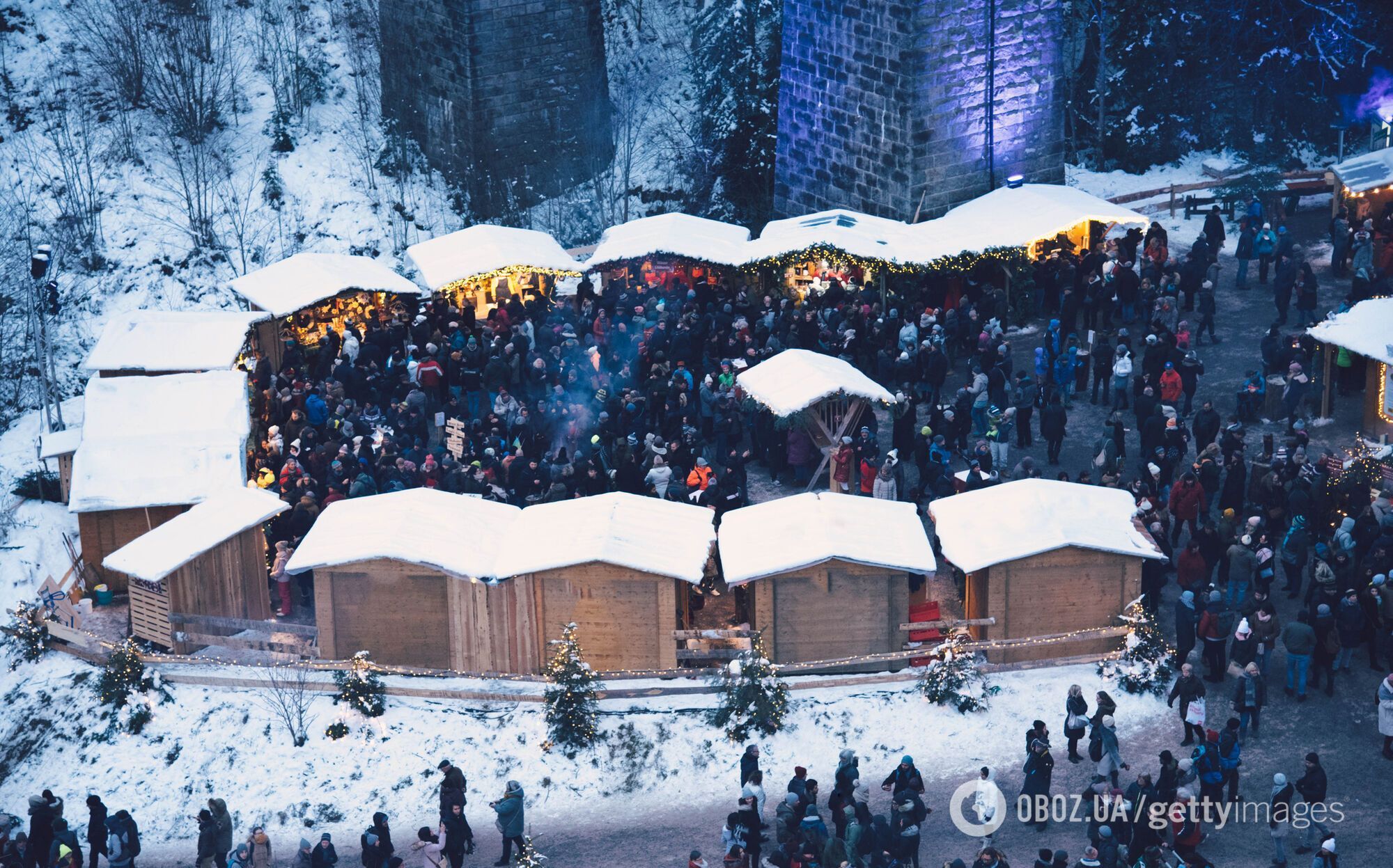 Рождественская ярмарка под мостом в Германии поразила туристов: где расположена