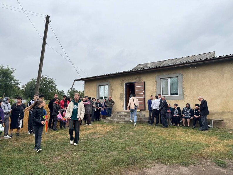 У злочині підозрюють вчителя: на Вінниччині прощаються з убитими підлітками. Фото та відео