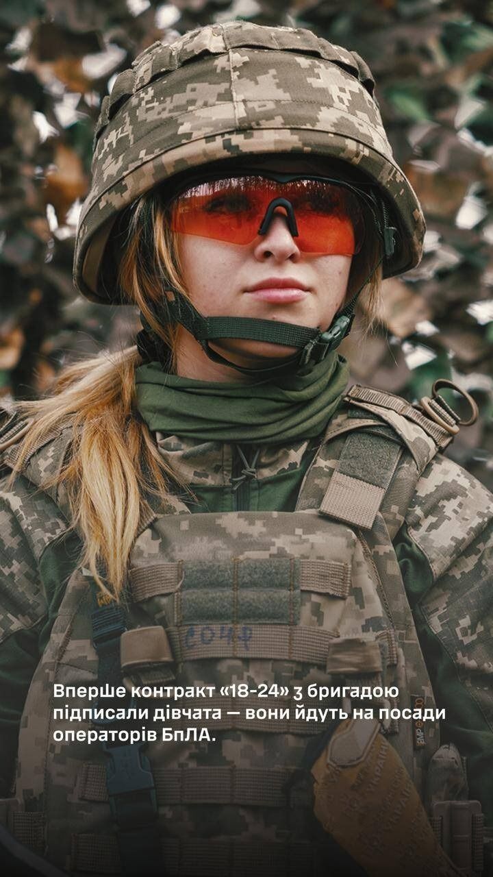 Впервые контракт 18-24 подписали девушки: на какую должность их зачислили. Фото