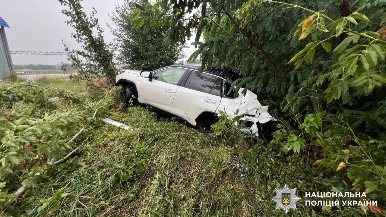 Народився у сорочці: мешканець Києва дивом вижив у ДТП, у якій його машину розірвало навпіл. Фото