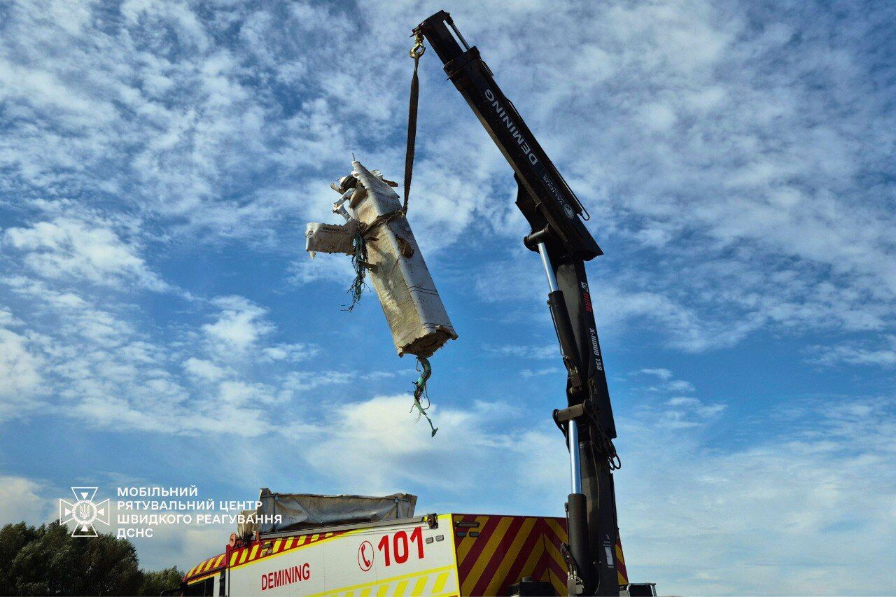 На Киевщине аграрии во время сбора урожая нашли боевую часть российской ракеты Х-69. Фото