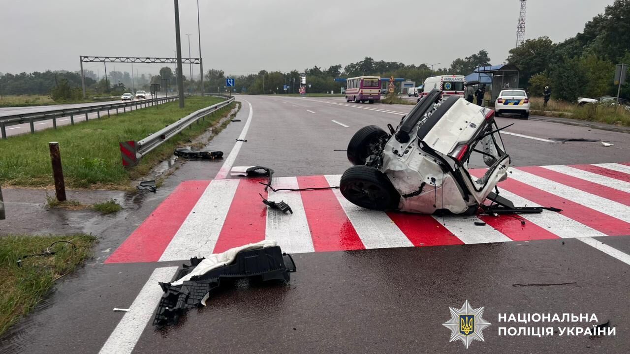 Народився у сорочці: мешканець Києва дивом вижив у ДТП, у якій його машину розірвало навпіл. Фото