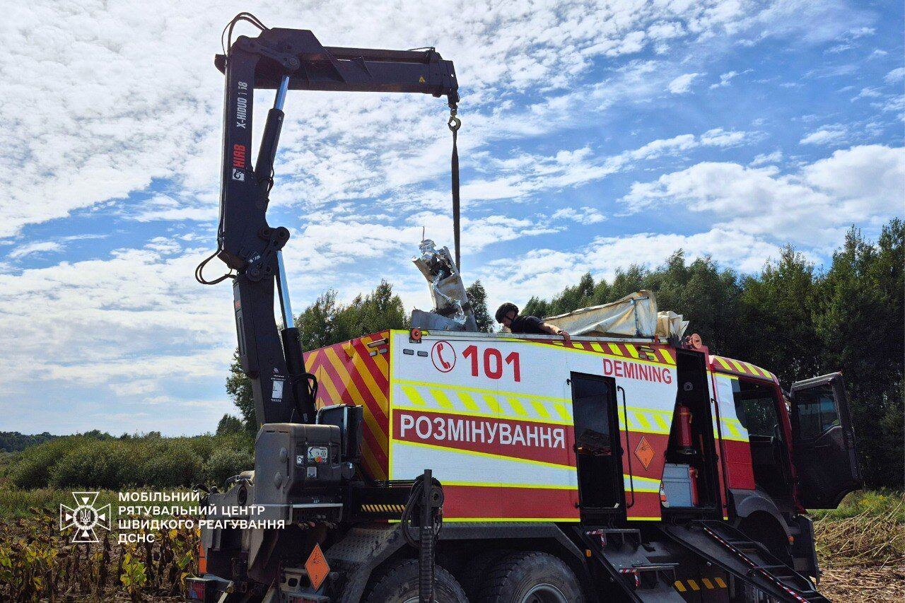 На Киевщине аграрии во время сбора урожая нашли боевую часть российской ракеты Х-69. Фото