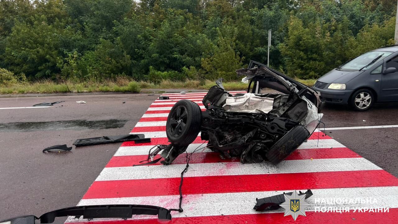 Народився у сорочці: мешканець Києва дивом вижив у ДТП, у якій його машину розірвало навпіл. Фото