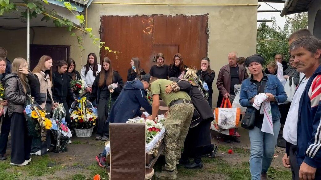 У злочині підозрюють вчителя: на Вінниччині прощаються з убитими підлітками. Фото та відео