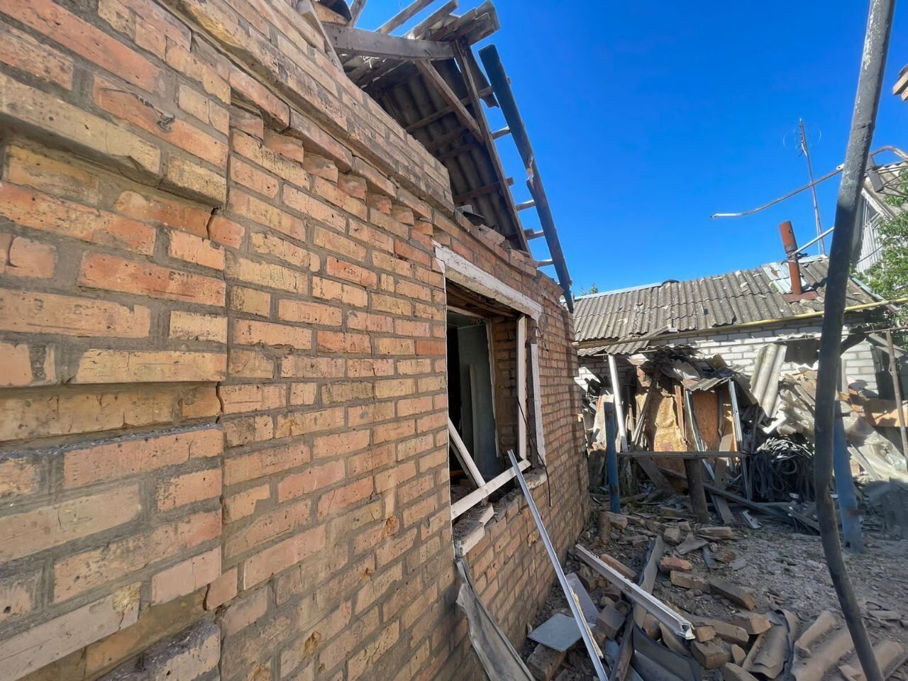 Окупанти вдарили по Дніпропетровщині: загинула жінка, є постраждалі. Фото