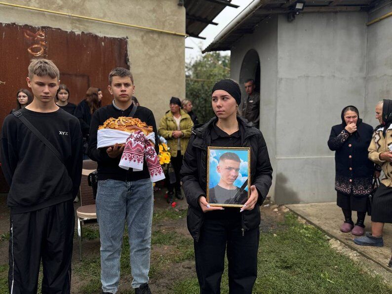 У злочині підозрюють вчителя: на Вінниччині прощаються з убитими підлітками. Фото та відео