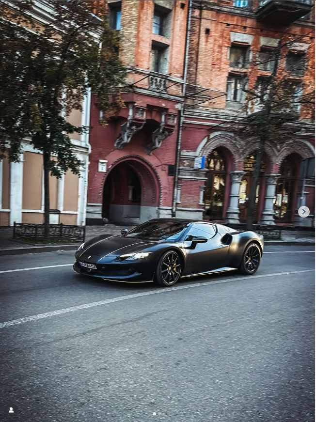 В центре Киева заметили мощный гибрид Ferrari 296 GTB стоимостью более $340 тыс. Фото