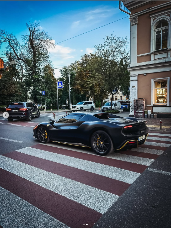 В центре Киева заметили мощный гибрид Ferrari 296 GTB стоимостью более $340 тыс. Фото