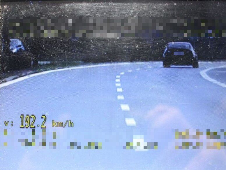 Спешил на контрольную по математике: в Польше за превышение скорости задержали странного водителя