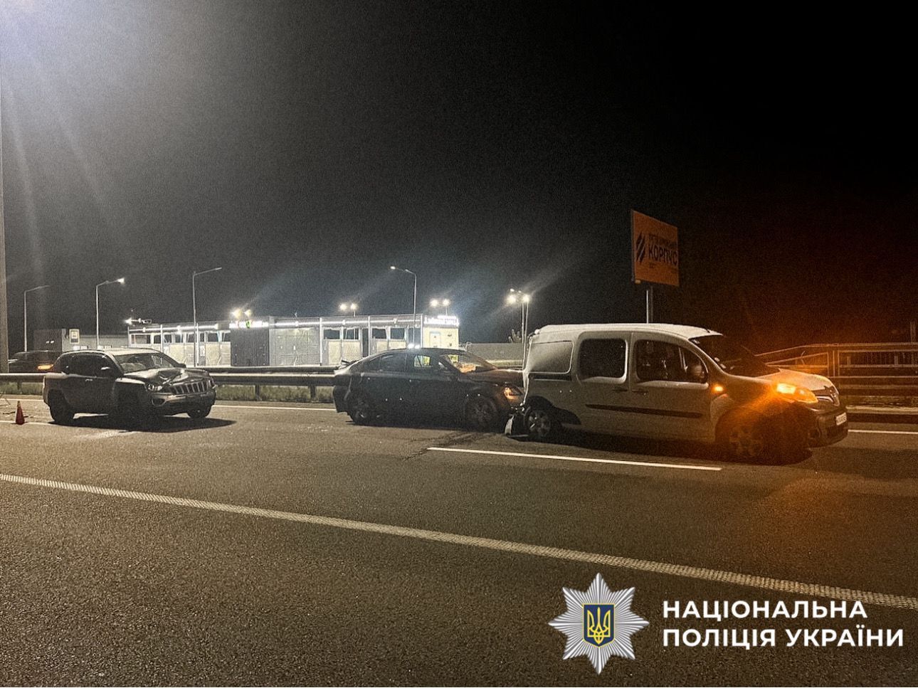 На Київщині водій позашляховика спровокував потрійну ДТП: є постраждала. Подробиці й фото