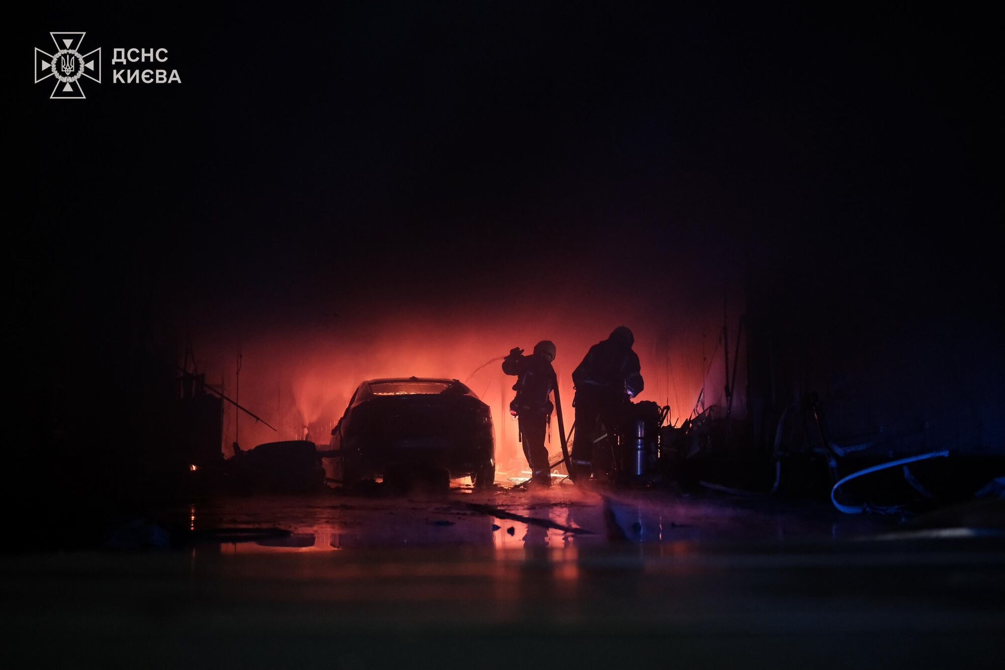 В Киеве на Кольцевой дороге произошел масштабный пожар на СТО. Подробности и фото