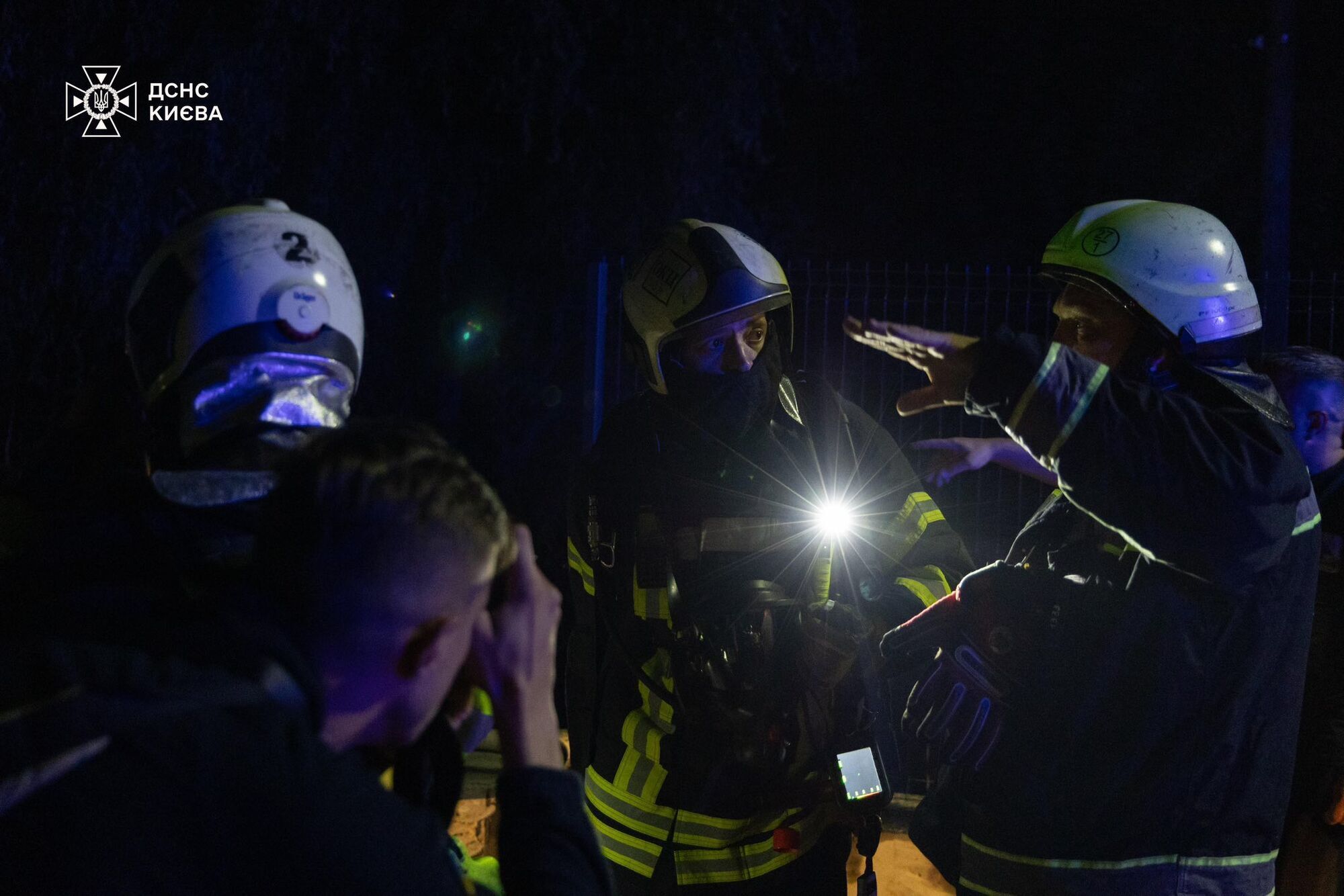 В Киеве на Кольцевой дороге произошел масштабный пожар на СТО. Подробности и фото