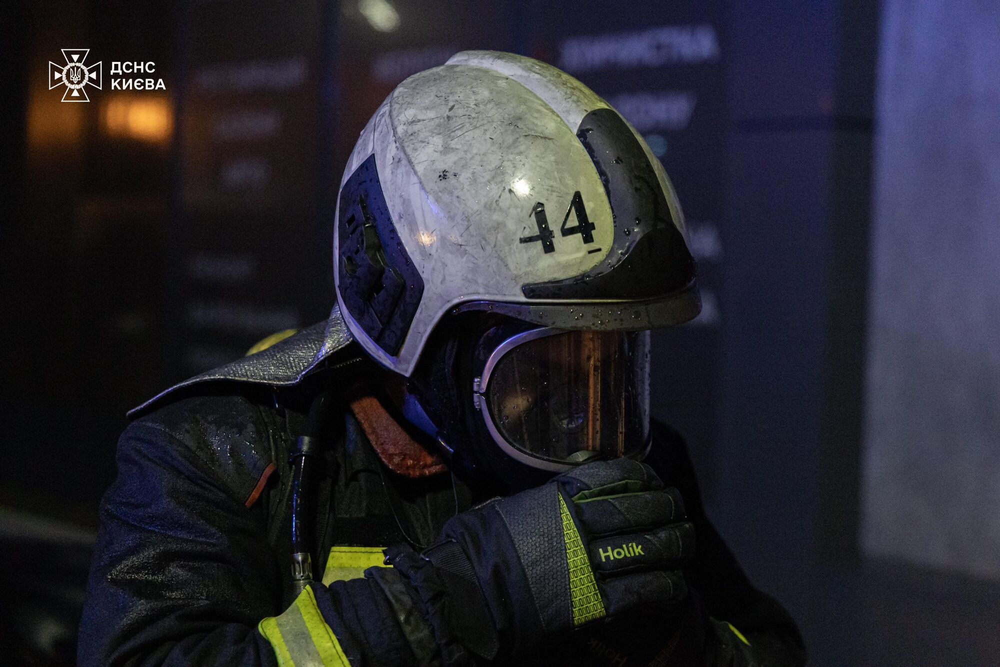 В Киеве на Кольцевой дороге произошел масштабный пожар на СТО. Подробности и фото