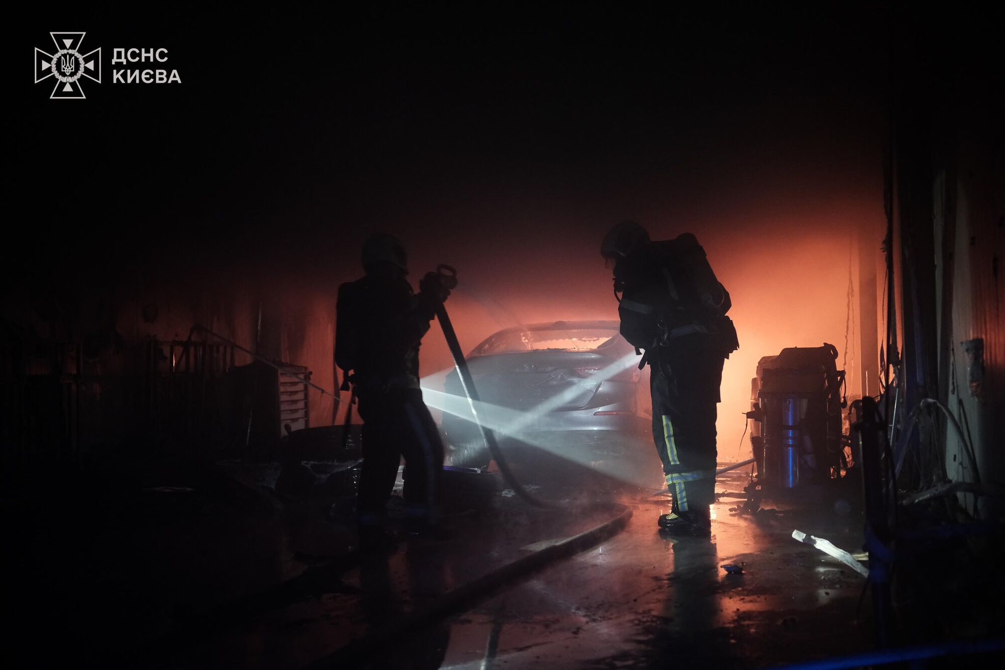 В Киеве на Кольцевой дороге произошел масштабный пожар на СТО. Подробности и фото