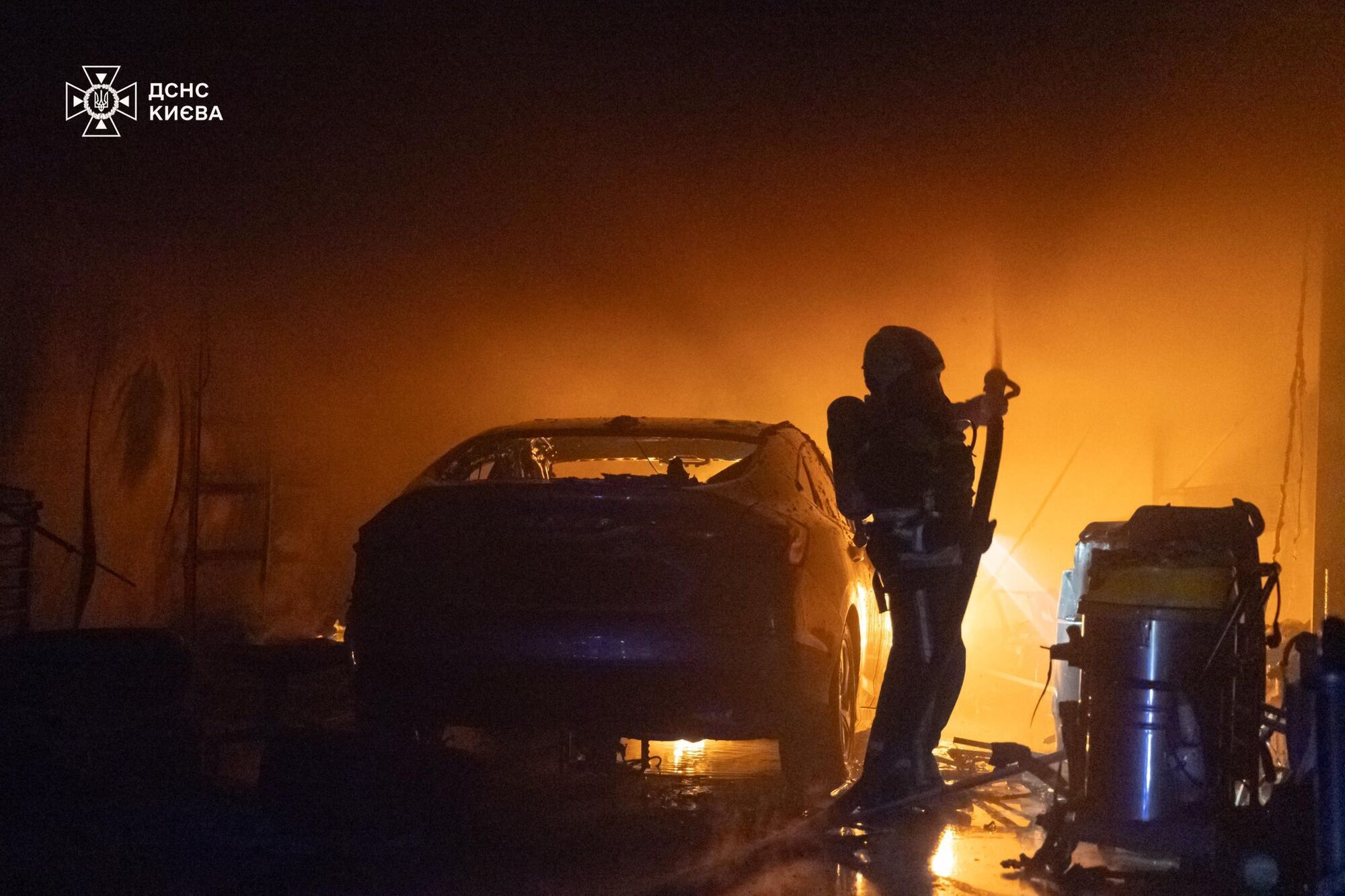 В Киеве на Кольцевой дороге произошел масштабный пожар на СТО. Подробности и фото