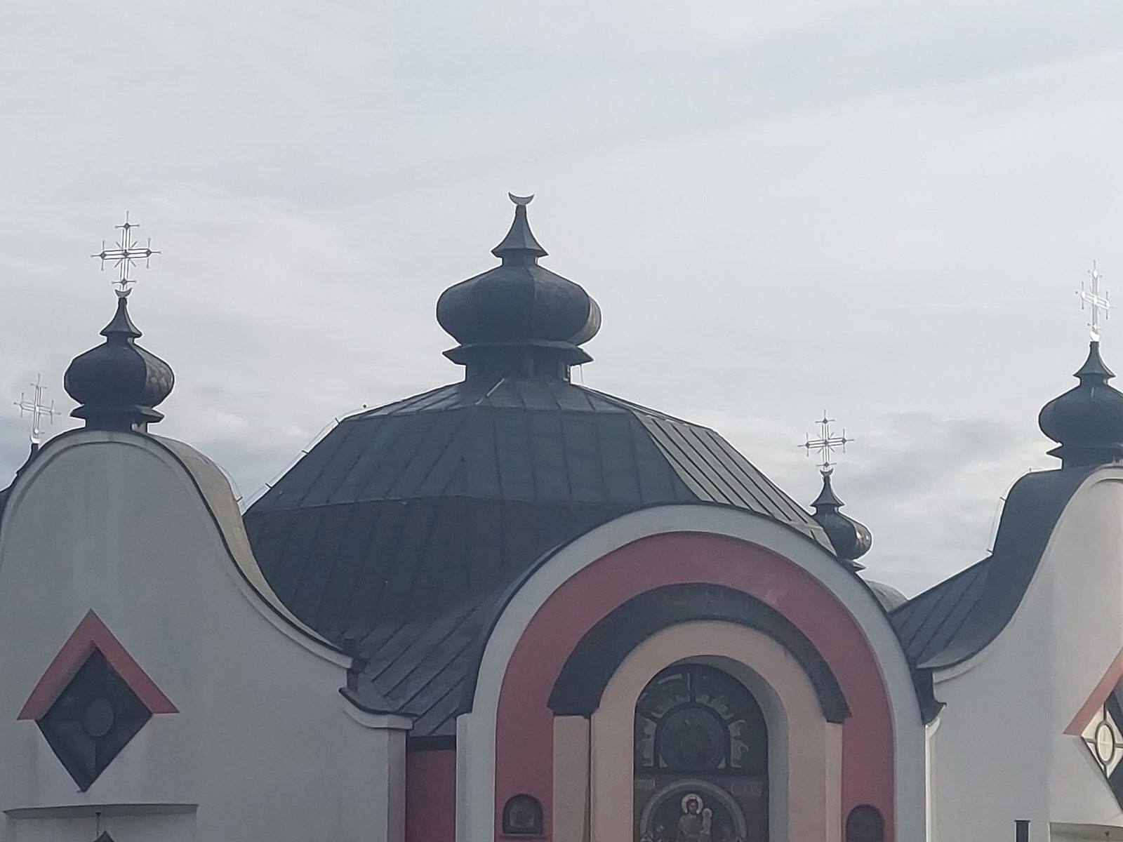 У Польщі невідомі зрізали хрест з української церкви: посол висловив "занепокоєння та обурення". Фото