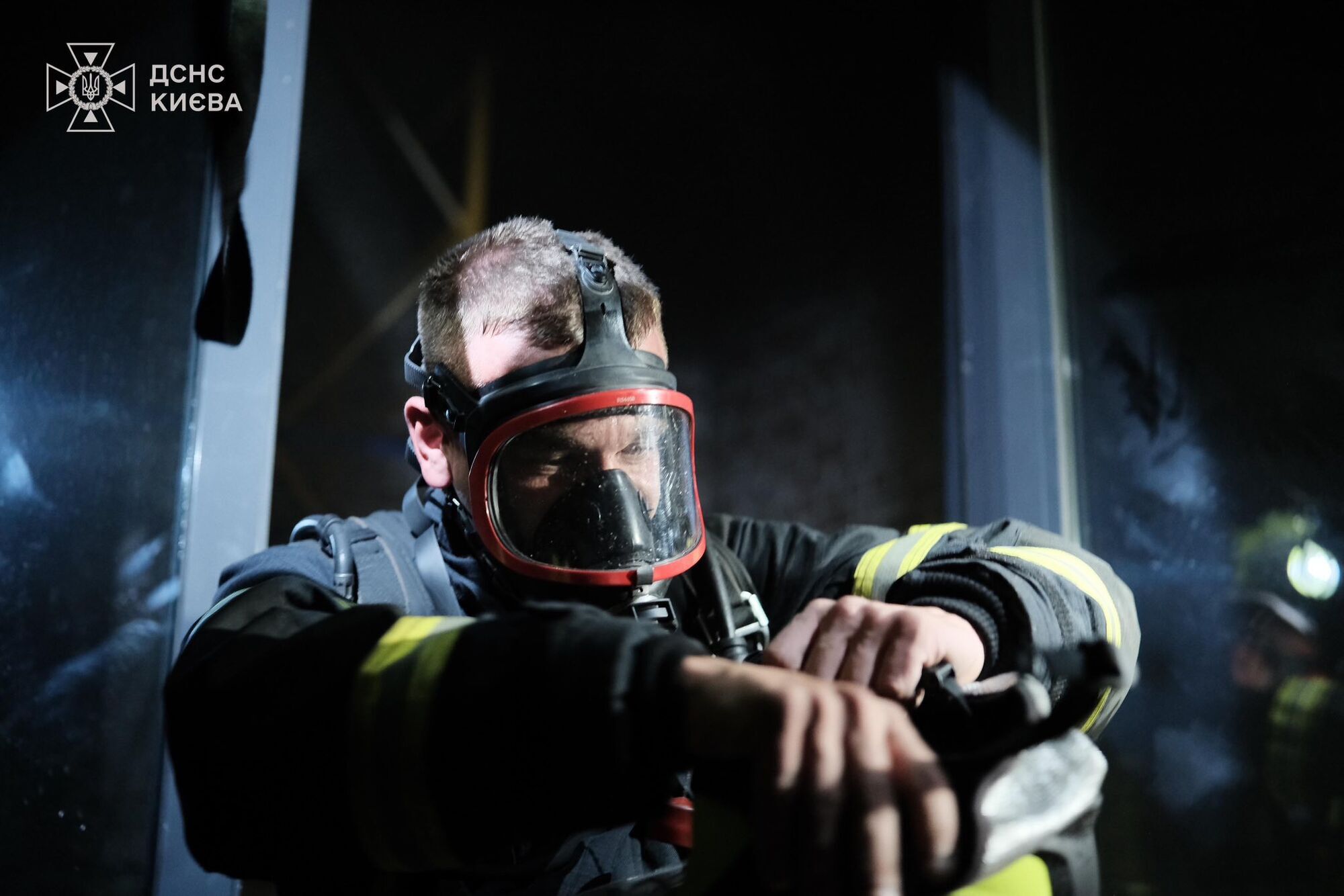 В Киеве на Кольцевой дороге произошел масштабный пожар на СТО. Подробности и фото