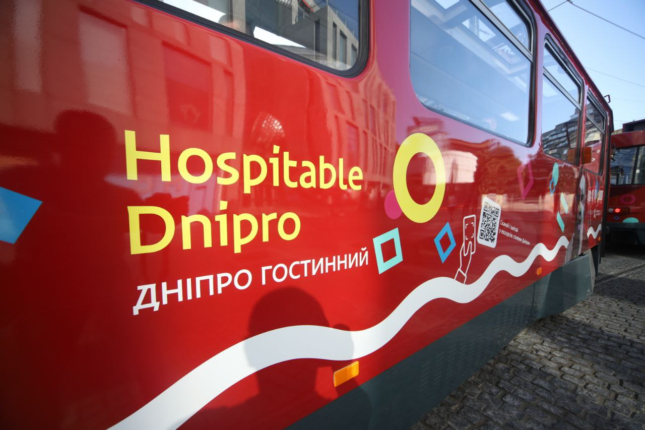 Днепр отметил День города презентацией первого в Украине панорамного экскурсионного трамвая