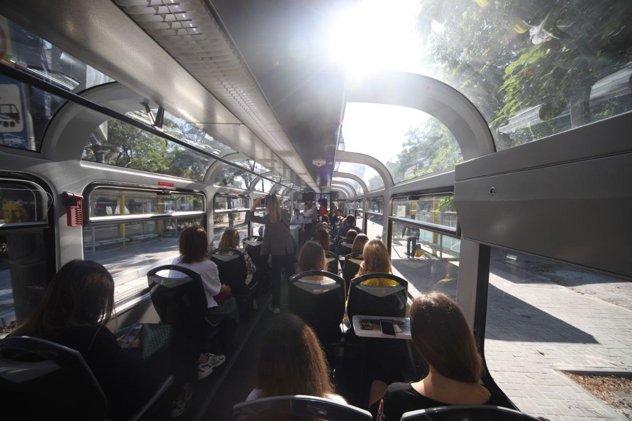 Днепр отметил День города презентацией первого в Украине панорамного экскурсионного трамвая