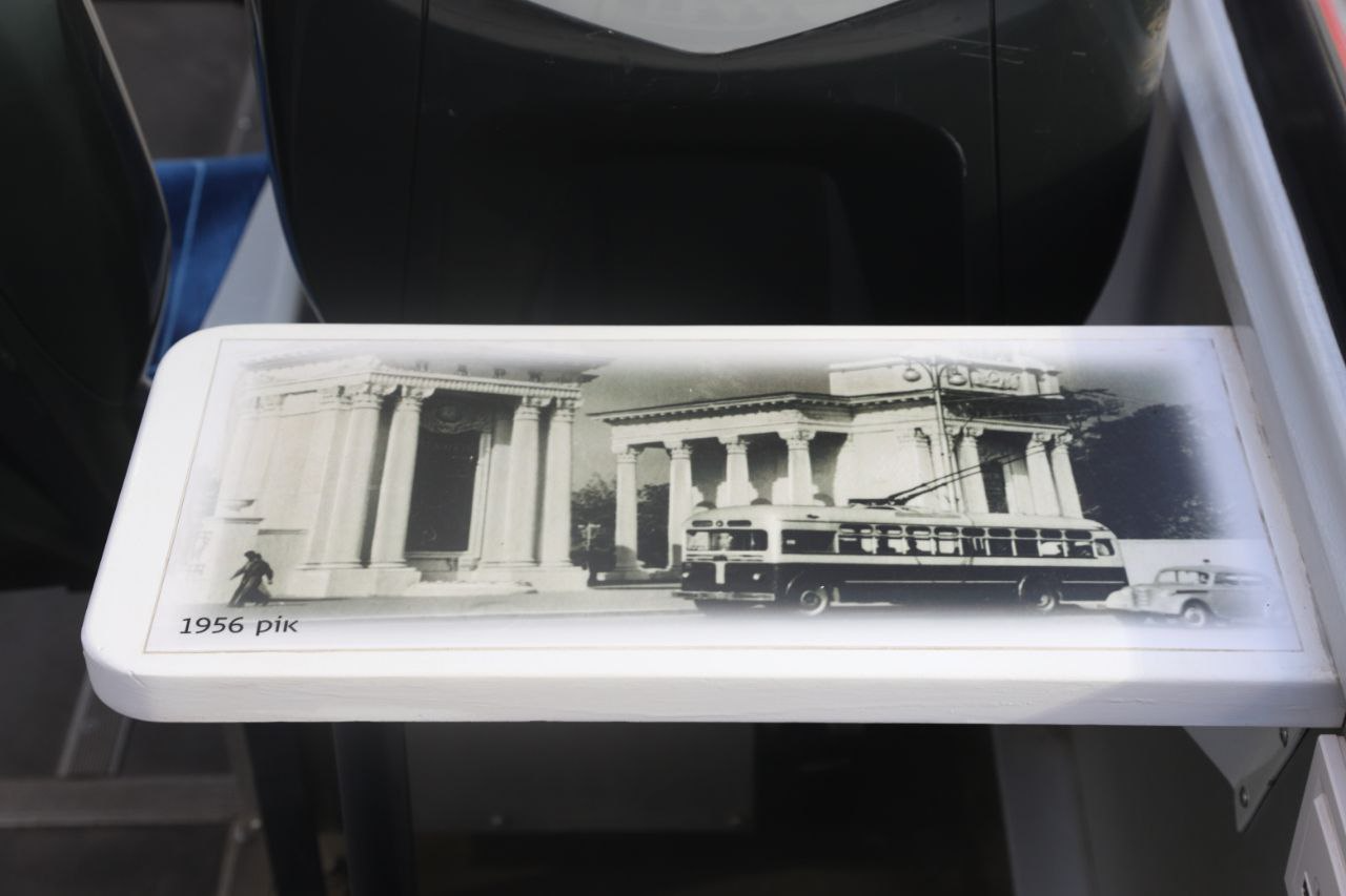 Днепр отметил День города презентацией первого в Украине панорамного экскурсионного трамвая