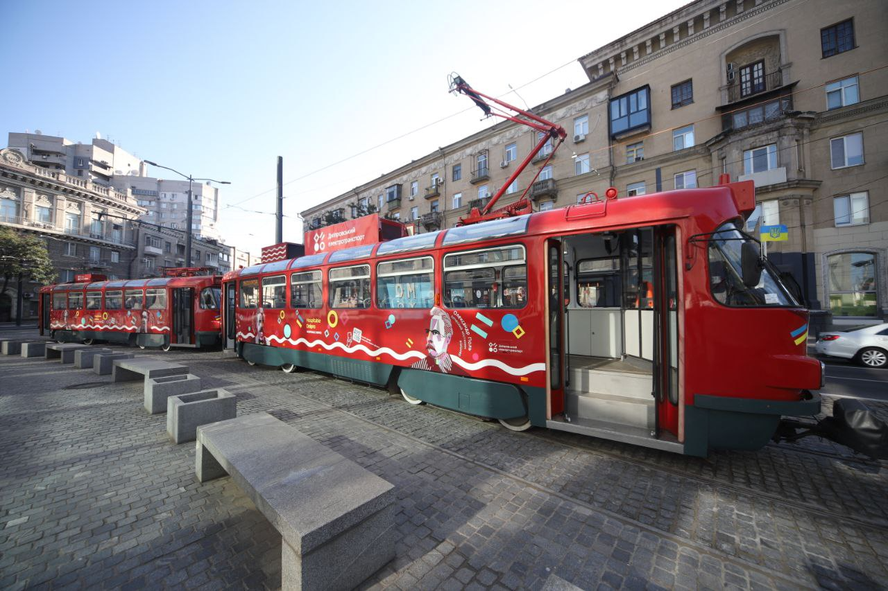 Днепр отметил День города презентацией первого в Украине панорамного экскурсионного трамвая