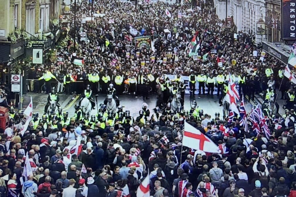 В Лондоне состоялся многотысячный митинг против мигрантов и исламизации Британии. Фото и видео