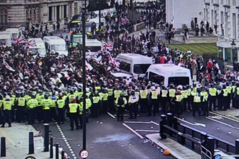 В Лондоне состоялся многотысячный митинг против мигрантов и исламизации Британии. Фото и видео