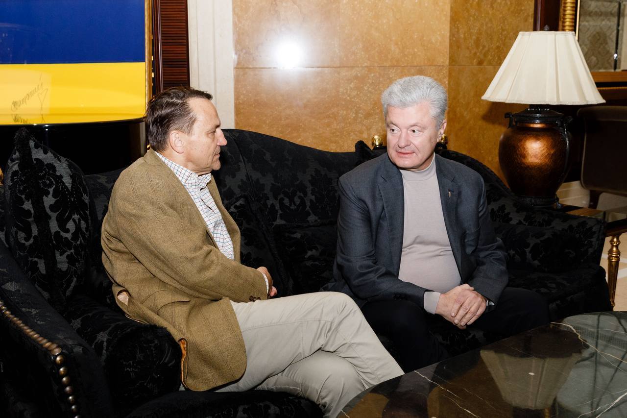 Порошенко на встрече с вице-премьером Польши Сикорским призвал объединить усилия, чтобы эта война не стала вечной