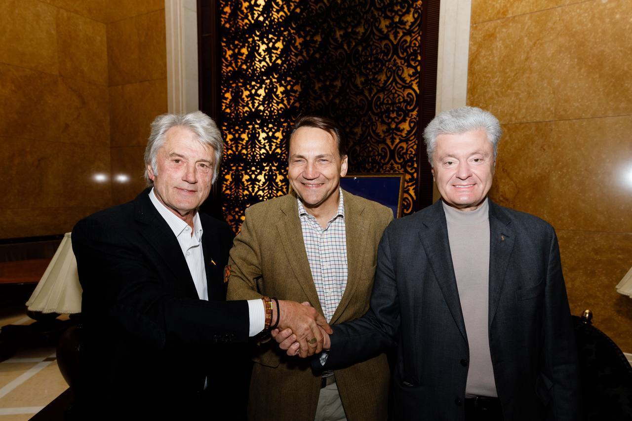 Порошенко на встрече с вице-премьером Польши Сикорским призвал объединить усилия, чтобы эта война не стала вечной