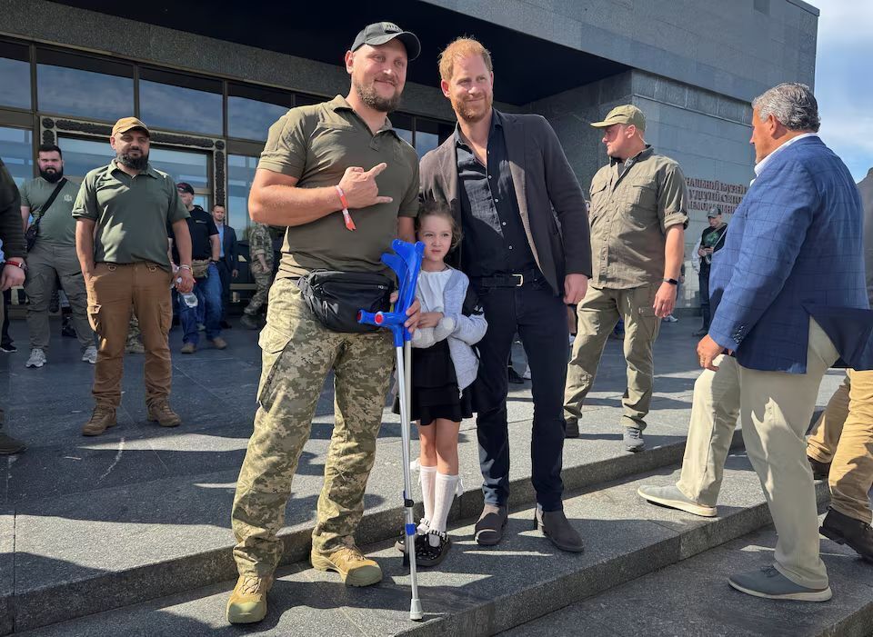 Встретился с ветеранами и получил символический подарок: как прошел второй визит принца Гарри в Украину