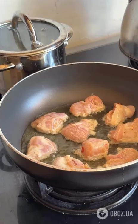 Идеально к рису или картофелю: как приготовить сочную курицу в кисло-сладком соусе