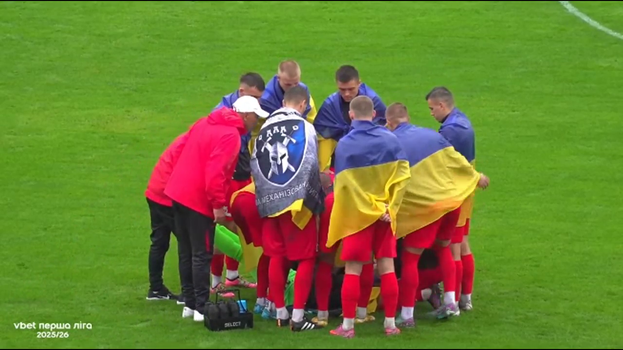 Забрала швидка. Український воротар-чемпіон знепритомнів під час гімну України перед матчем. Відео