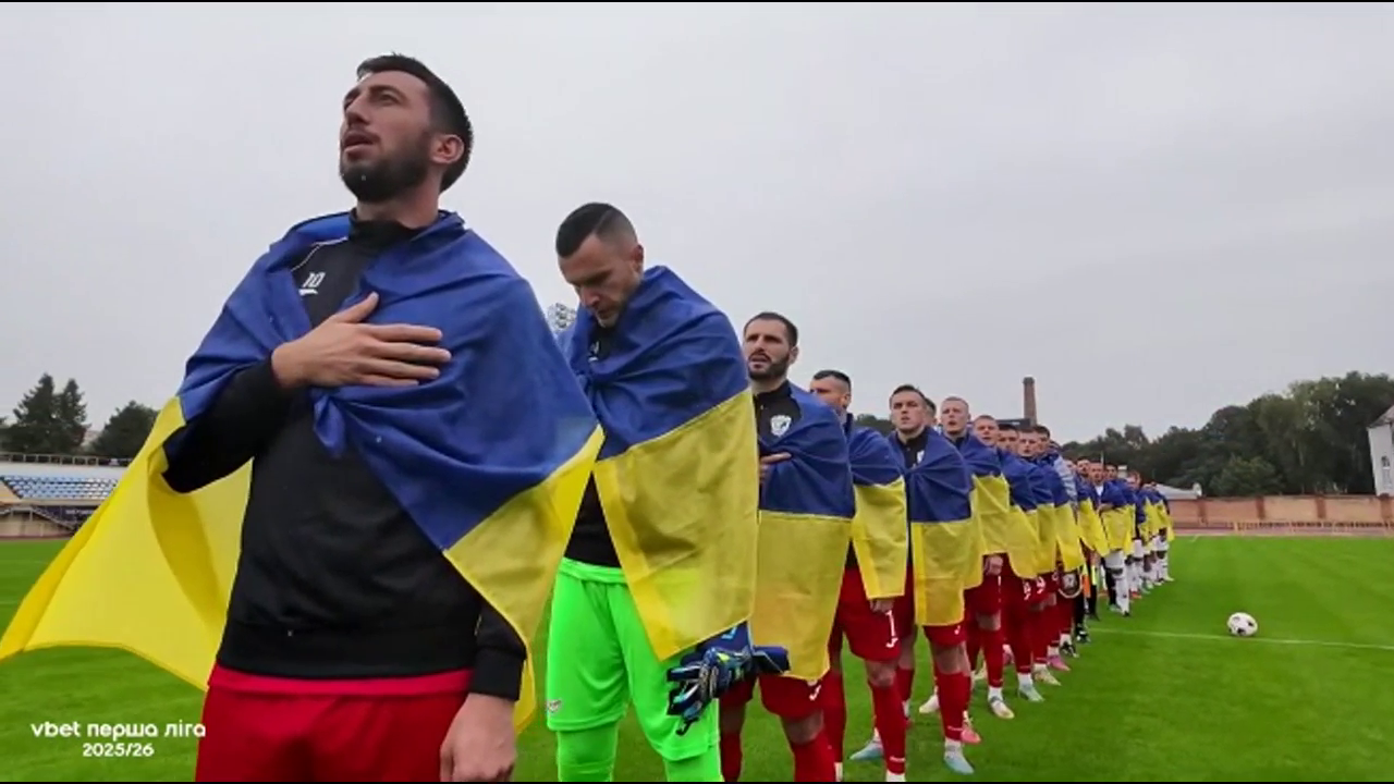 Забрала швидка. Український воротар-чемпіон знепритомнів під час гімну України перед матчем. Відео