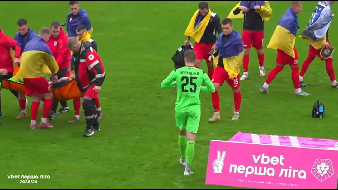 Забрала швидка. Український воротар-чемпіон знепритомнів під час гімну України перед матчем. Відео