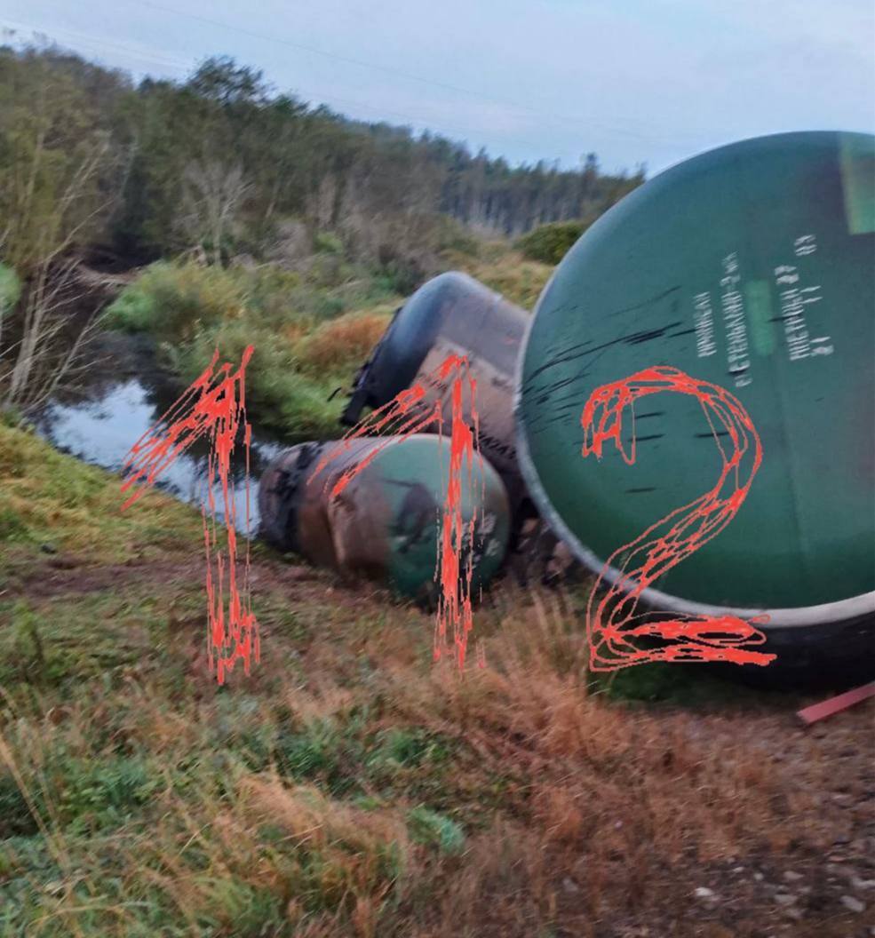 В России произошло несколько ЧП на железной дороге: погиб водитель тепловоза и сошли с рельсов 15 вагонов