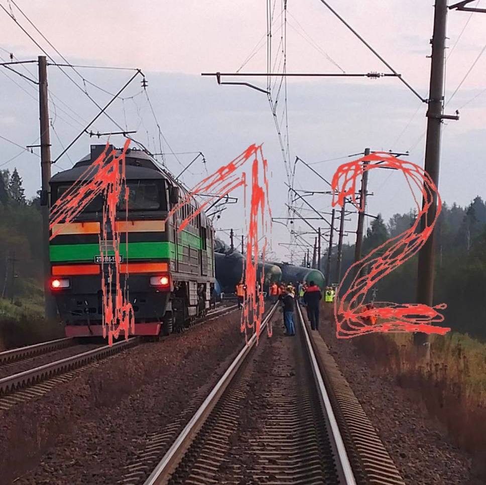 В России произошло несколько ЧП на железной дороге: погиб водитель тепловоза и сошли с рельсов 15 вагонов