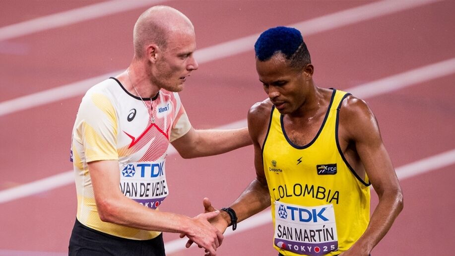 Вчинок року! Бігун-рекордсмен на ЧС з легкої атлетики повернувся під час забігу, щоб допомогти супернику. Відео