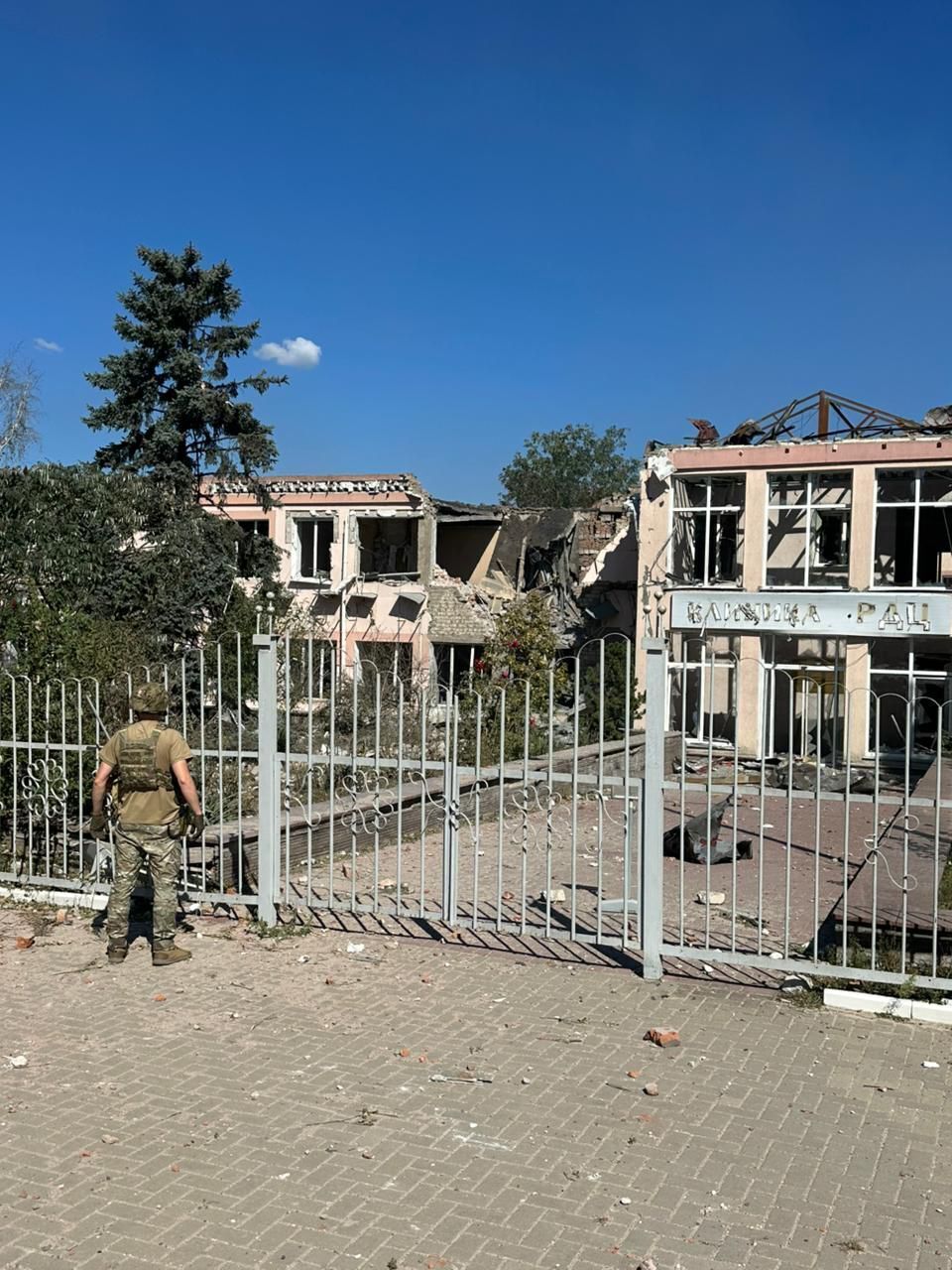 Враг ударил "Смерчем" по Константиновке: повреждены дома и клиника, есть пострадавшие. Фото