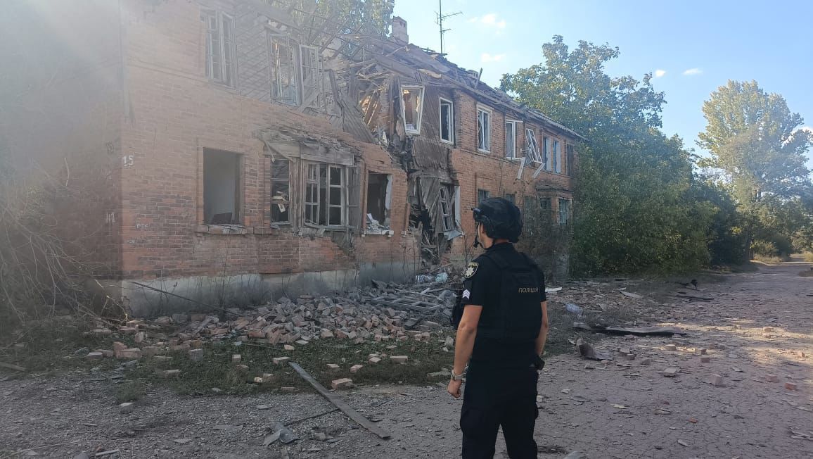 Враг ударил "Смерчем" по Константиновке: повреждены дома и клиника, есть пострадавшие. Фото